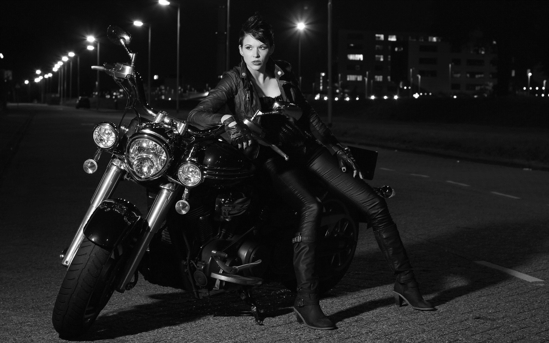 Photo Beautiful girls and motorcycles in Kingston