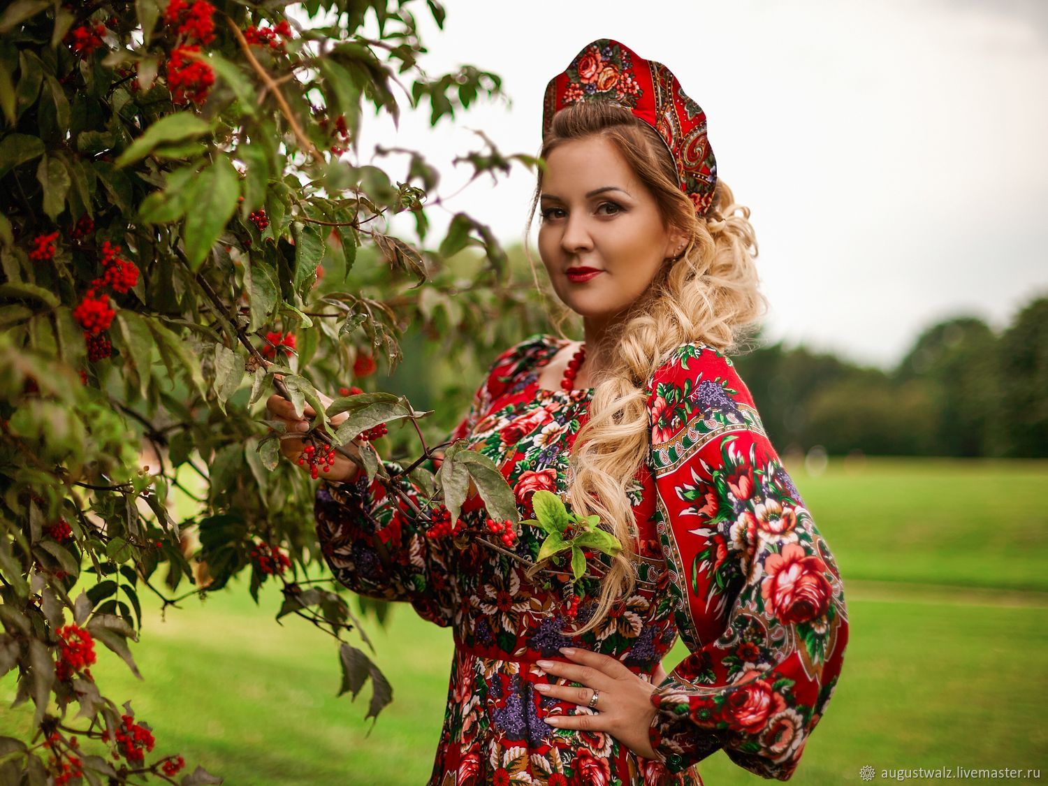 Women in Slavic costumes in Kingston