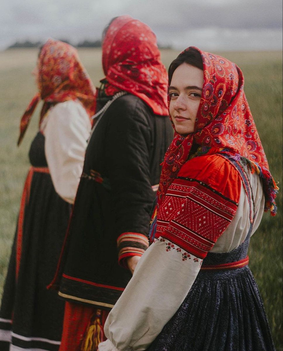 Women in Slavic costumes in Kingston