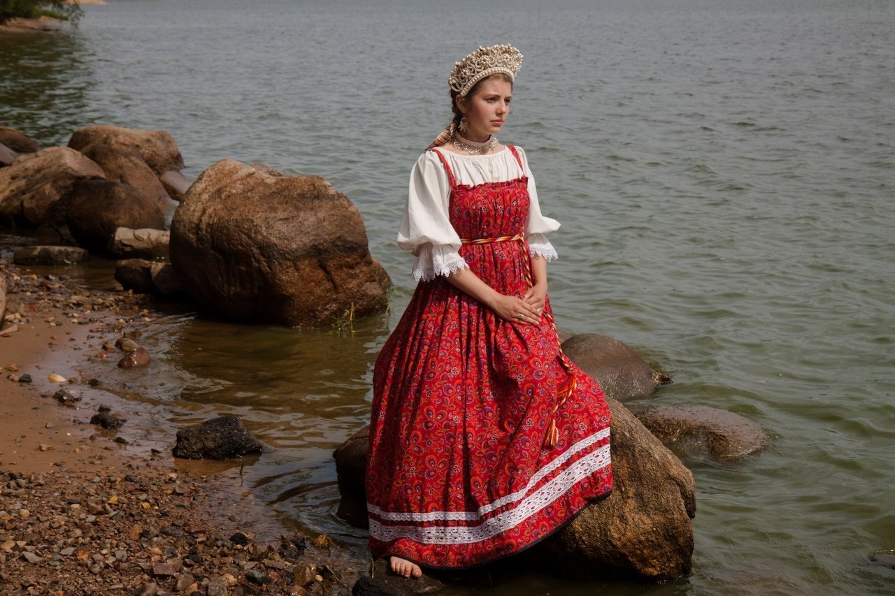 Women in Slavic costumes in Kingston