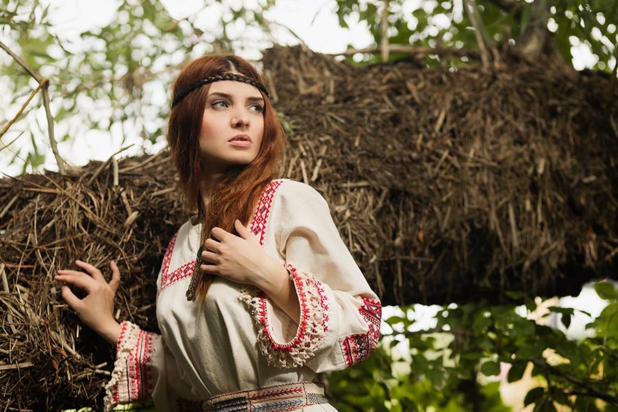 Women in Slavic costumes in Kingston