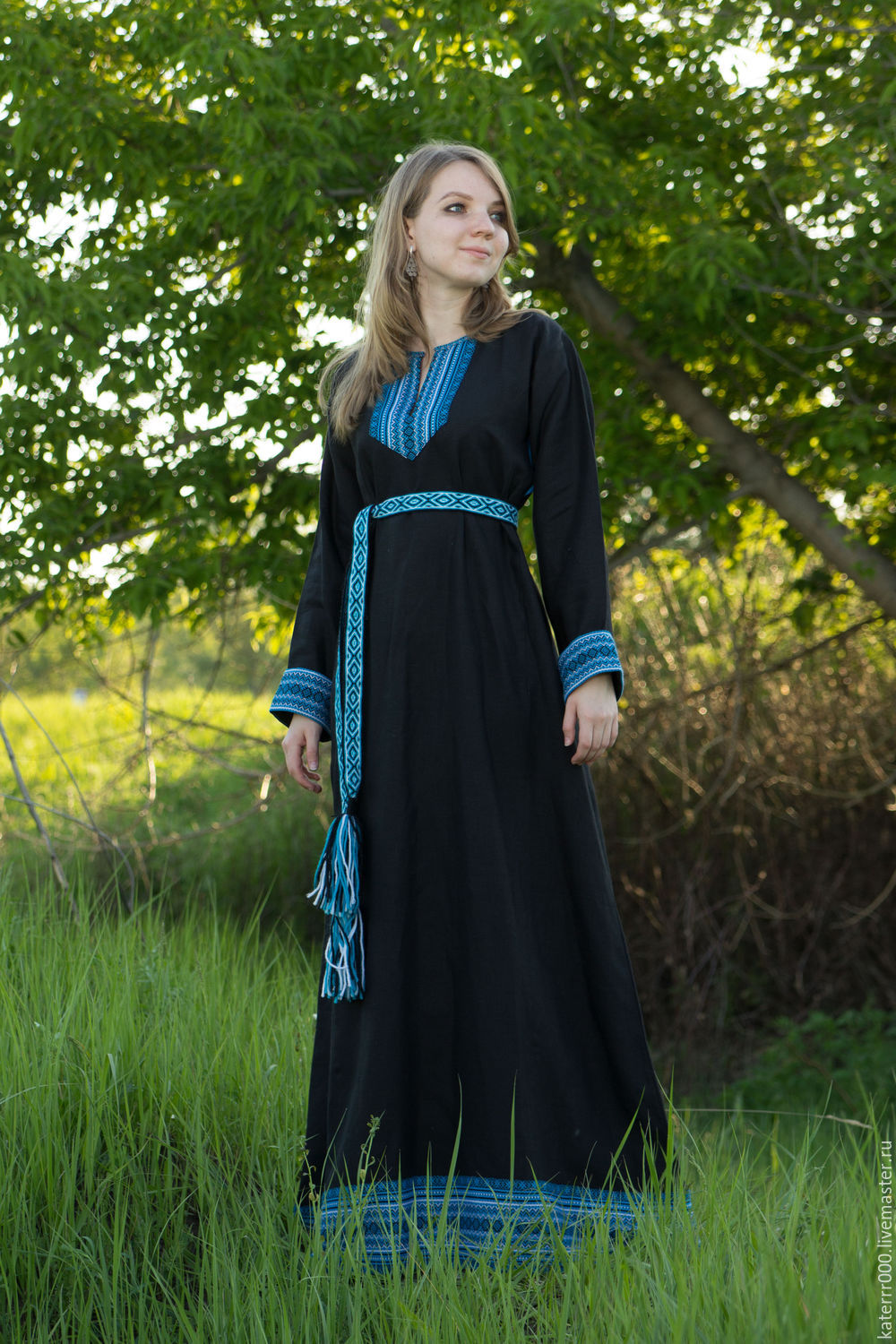 Women in Slavic costumes in Kingston