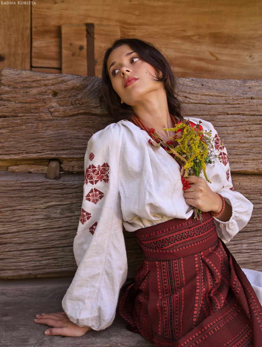 Girls in Slavic costumes in Kingston