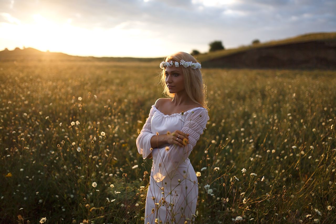 Girls in Slavic costumes in Kingston