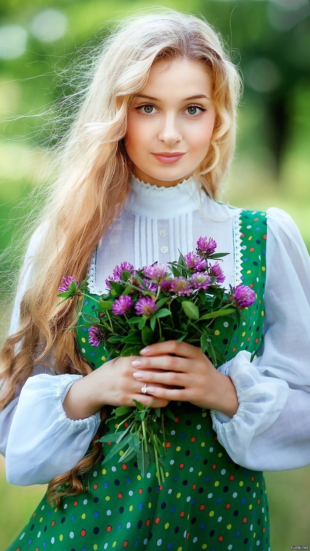 Girls in Slavic costumes in Kingston
