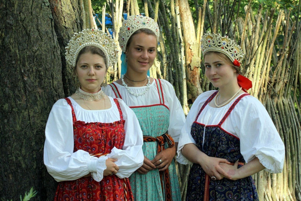 Sexy model Girls in Slavic costumes in Kingston